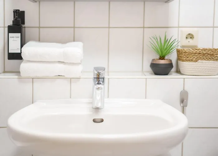 Benville Bv12 - 54 Qm Mit Balkon - Parkplatz Inklusive - Wlan - Spuelmaschine - Bushaltestelle 50 M * Pirna